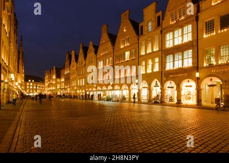 Weihnachtlich geschmückte Giebelhäuser am Prinzipalmarkt Blue Hour, Münster, Münsterland, Nordrhein-Westfalen, Deutschland Stockfoto