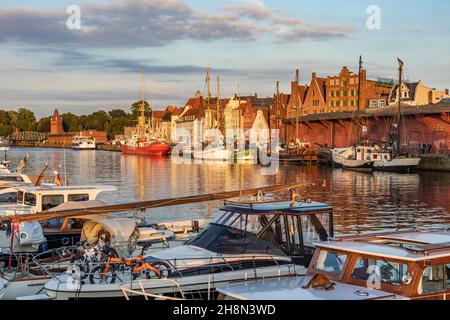 Sportboote und historische Schiffe auf der Trave, Lübecker Altstadt, Hansestadt Lübeck, Schleswig-Holstein, Deutschland Stockfoto