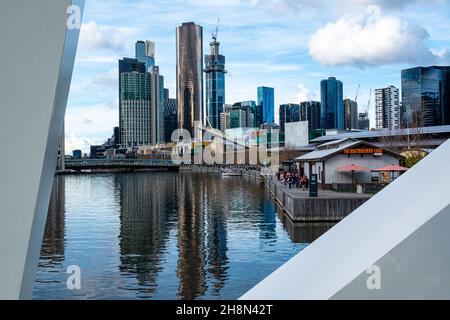 MELBOURNE, AUSTRALIEN - 21. Apr 2018: Eine wunderschöne Aussicht auf Melbournes Yachthafen und den Yarra River mit bewölktem Himmel, Australien Stockfoto