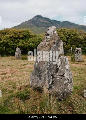 Die stehenden Steine des Lochbuie-Steinkreises und Ben Buie auf der Isle of Mull Inner Hebrides Argyll and Bute Scotland UK - Steinkreis aus der Bronzezeit Stockfoto