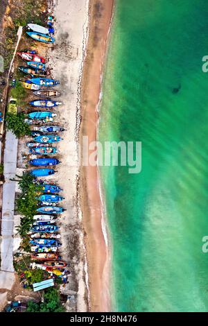Fischerboote am Strand von Makrygialos Stadt, Pieria, Zentralmakedonien, Griechenland. Die Mehrheit der Einwohner der Stadt sind Muschelzüchter. Stockfoto
