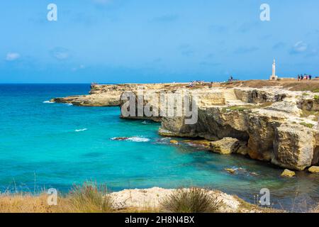 SALENTO, ITALIEN, 11. AUGUST 2021: Klippen auf dem schönen Meer von Torre dell'Orso, Apulien Stockfoto