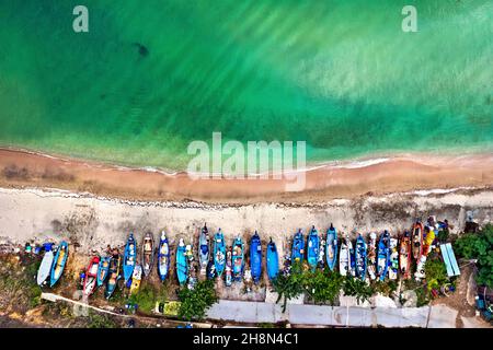 Fischerboote am Strand von Makrygialos Stadt, Pieria, Zentralmakedonien, Griechenland. Die Mehrheit der Einwohner der Stadt sind Muschelzüchter. Stockfoto