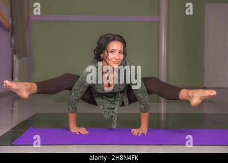 Yoga girl Yoga Übungen in der Turnhalle Stockfoto