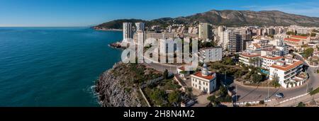 Luftansicht des Kaps von Oropesa del Mar in der Nähe des Leuchtturms und des Königsturms, Spanien Stockfoto