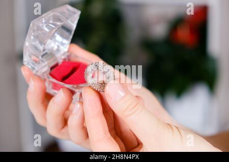 Massagering für Finger in weiblichen Händen Nahaufnahme. Su Jok Therapie, Diagnose und Behandlung von Krankheiten, Akupunktur und Akupressur. Stockfoto