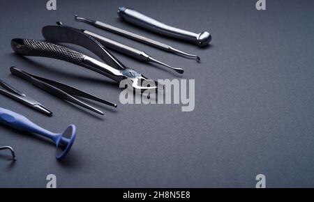 Zahnärztliche Instrumente mit Kopierraum Stockfoto