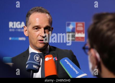 Riga, Lettland. 01st Dez 2021. Bundesaußenminister Heiko Maas bei einem kurzen Pressegespräch am Rande des NATO-Außenministers-Treffens. Quelle: Alexander Welscher/dpa/Alamy Live News Stockfoto