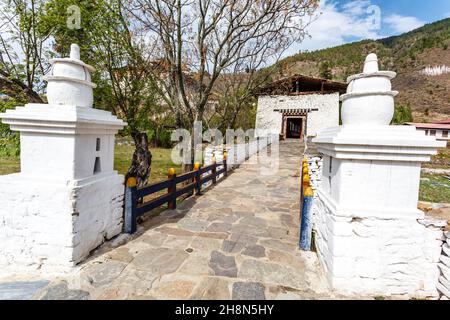 Brücke des Dzong über den Paro Chhu Fluss in Paro, Bhutan, Asien Stockfoto