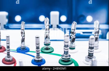 Nahaufnahme von Werkzeugen für die Zahnmedizin mit Bohrer Stockfoto