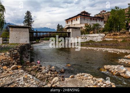 Brücke nach Rinpun Dozng in Paro und dem Chhu Paro Fluss in Bhutan, Asien Stockfoto