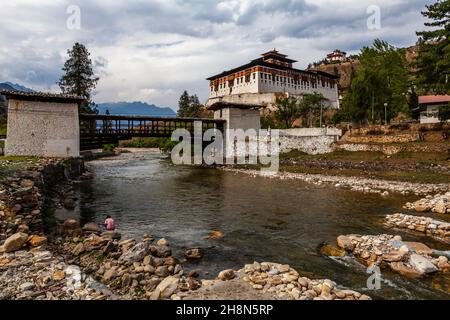 Brücke nach Rinpun Dozng in Paro und dem Chhu Paro Fluss in Bhutan, Asien Stockfoto