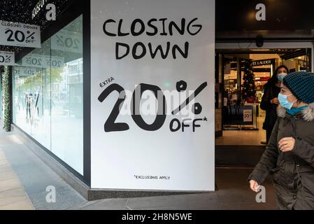 London, Großbritannien. 1. Dezember 2021. Das Außengebäude des Kaufhauses House of Fraser in der Oxford Street wurde jetzt mit 20 %-igen Schildern geschlossen, und es wurde angekündigt, dass es im Dezember schließen wird. Der Eigentümer des Geschäfts, Fraser Group, hat bekannt gegeben, dass es vom Eigentümer des Gebäudes angekündigt wurde. Der Eigentümer möchte es in sechs Etagen mit Büros mit Einzelhandel im Erdgeschoss, einem Pool und Fitnessraum im Keller und einem Dachrestaurant umbauen. Kredit: Stephen Chung / Alamy Live Nachrichten Stockfoto