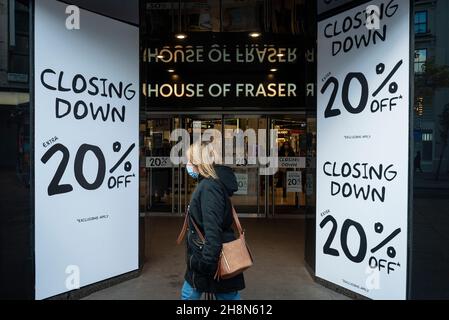 London, Großbritannien. 1. Dezember 2021. Das Außengebäude des Kaufhauses House of Fraser in der Oxford Street wurde jetzt mit 20 %-igen Schildern geschlossen, und es wurde angekündigt, dass es im Dezember schließen wird. Der Eigentümer des Geschäfts, Fraser Group, hat bekannt gegeben, dass es vom Eigentümer des Gebäudes angekündigt wurde. Der Eigentümer möchte es in sechs Etagen mit Büros mit Einzelhandel im Erdgeschoss, einem Pool und Fitnessraum im Keller und einem Dachrestaurant umbauen. Kredit: Stephen Chung / Alamy Live Nachrichten Stockfoto
