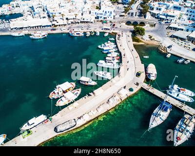 Luftansicht von kleinen Yachten, die an der Anlegestelle im Hafen von Naoussa, Griechenland, festgemacht sind Stockfoto