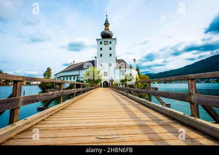 Holzbrücke zum Schloss Ort in Gmunden, Österreich Stockfoto