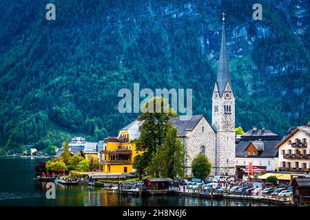 Toller Blick auf den evangelischen Kirchturm in Hallstatt, Österreich Stockfoto