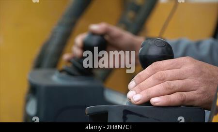 Detaildarstellung des neuen Fahrerhaus-Baggers. Clip. Fahrer des Kranarms. Stockfoto