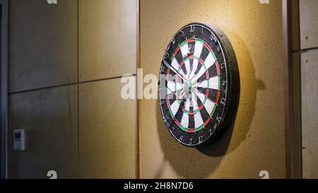 Werfen Sie den Pfeil auf die Dartscheibe. Erfolgskonzept. Darts Wird Gespielt. Stockfoto