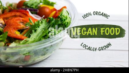 Nahaufnahme von frischem Salat in der Schüssel von 100 Prozent Bio-veganen Lebensmitteln lokal auf dem Tisch angebaut Stockfoto