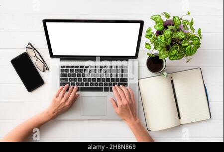 Draufsicht auf Mädchen am Arbeitsplatz Stockfoto