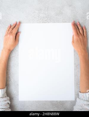 Mädchen hält ein Papier Stockfoto