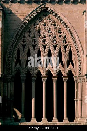 ALLE DE UN ARCO OJIVAL CON CRESTERIA DEL CLAUSTRO DE LA CATEDRAL VIEJA DE LERIDA - SIGLO XIV - GOTICO CATALAN. AUTOR: CASCALLS JAUME / SLIVELLA GUILLERMO. Lage: CATEDRAL VIEJA. Lerida. SPANIEN. Stockfoto