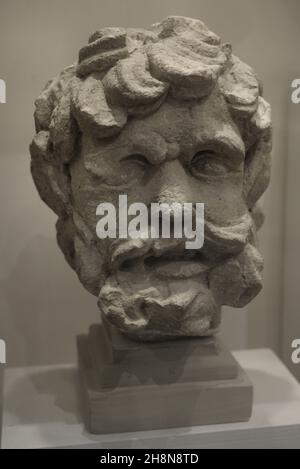 Lebensgroßer Kopf eines silenus (oder alten Satyr) mit spitzen Ohren. Römische Kaiserzeit. Es kann eine Zeit lang an der Wand eines Bauernhauses in der Nähe der Höhle von Calypso gewesen sein, die Ramla Bay überblickt, so dass es von der römischen Villa kommen kann, die in dieser Bucht entdeckt wurde (Xaghra, Insel Gozo, Malta). Gozo Museum für Archäologie. Cittadella de Victoria. Gozo, Malta. Stockfoto