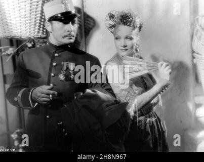 MARLENE DIETRICH UND LIONEL ATWILL IN THE DEVIL IS A WOMAN (1935), REGIE: JOSEF VON STERNBERG. Kredit: PARAMOUNT BILDER / Album Stockfoto