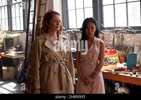 MIRANDA OTTO und AINA DUMLAO in THE UNUSUAL SUSPECTS (2021), Regie: NATALIE BAILEY und MELVIN J. MONTALBAN. Bild: Aquarius Films / Album Stockfoto