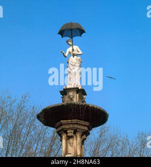 LA DAMA DE LA SOMBRILLA O LA SEÑORITA DEL PARAGUAS - 1884. AUTOR: JOAN ROIG SOLER. LAGE: PARQUE DE LA CIUDADELA. Barcelona. SPANIEN. Stockfoto