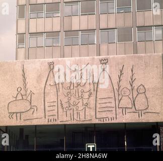 FACHADA DEL COLEGIO DE ARQUITECTOS DE BARCELONA -DETALLE DEL FRISO DE LOS GIGANTES ESGRAFIADO POR CARL NESJAR SOBRE UN DISEÑO DE PICASSO. Autor: PABLO PICASSO (1881-1973). LAGE: COLEGIO DE ARQUITECTOS. Barcelona. SPANIEN. Stockfoto