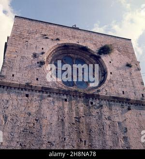 EXTERIOR-FACHADA-DET ROSETON-ROMANICO GERUNDENSE. ORT: MONASTERIO DE SAN PEDRO DE GALLIGANTS. GERONA. SPANIEN. Stockfoto