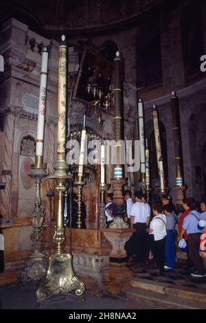 INNENEINRICHTUNG - FILES ENTRANDO A LA CAPILLA DEL ANGEL O DE LA RESURRECCION. LAGE: IGLESIA DEL SANTO SEPULCRO. JERUSALEM. ISRAEL. Stockfoto