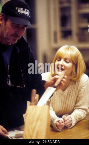 DREW BARRYMORE und WES CRAVEN in SCREAM (1996), Regie: WES CRAVEN. Kredit: DIMENSION FILME / Album Stockfoto