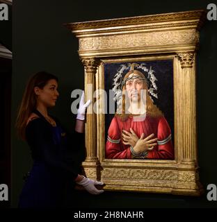 Sotheby’s, London, Großbritannien. 1. Dezember 2021. Der Florentiner Künstler Sandro Botticelli aus der Frührenaissance ist mit dem „der Schmerzensmann“, einem der letzten großen Werke des Künstlers, der noch in Privatbesitz ist, in Sotheby’s London zu sehen. Es ist der Höhepunkt des Verkaufs von Sotheby’s New York Masters im Januar 2022, der auf mehr als $40 Millionen geschätzt wird. Quelle: Malcolm Park/Alamy Live News. Stockfoto