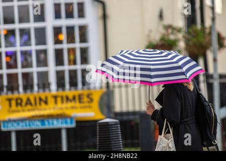 Southport, Lancashire. UK Wetter 01 Dez 2021. Weihnachtsgeschäfte, Einkäufer, die an einem nassen und windigen Tag im Stadtzentrum einkaufen. Der Regen von heute Morgen wird nach Süden ablöschen, aber frische bis mäßige Nordwinde werden anhalten und einen beträchtlichen Kühlfaktor hinzufügen. Credit MediaWorldImages/AlamyLiveNews Stockfoto