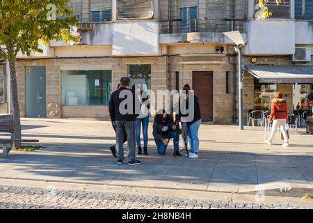 Castelo Branco, Portugal - 30 2021. November: Weibliche Filmcrew auf den Straßen von Castelo Branco Stockfoto