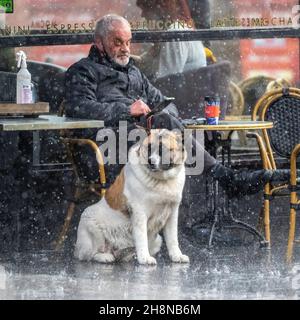 Southport, Lancashire. UK Wetter 01 Dez 2021. Weihnachtsgeschäfte, Einkäufer, die an einem nassen und windigen Tag im Stadtzentrum einkaufen. Der Regen von heute Morgen wird nach Süden ablöschen, aber frische bis mäßige Nordwinde werden anhalten und einen beträchtlichen Kühlfaktor hinzufügen. Credit MediaWorldImages/AlamyLiveNews Stockfoto