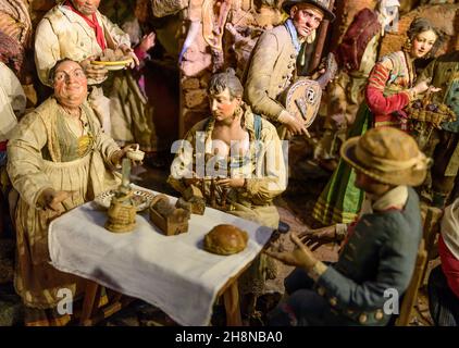 Colnaghi Gallery, London, Großbritannien. 1. Dezember 2021. Colnaghi haben eine Ausstellung, die Neapel Enduring Influence und Greatest Old Masters erkundet, von denen das Herzstück eine prächtige neapolitanische crèche aus dem 18th. Jahrhundert oder Presepe, eine kunstvolle Krippe, ist. Mit seinen großformatigen geschnitzten und bemalten Figuren, Tieren und Stillleben-Elementen wird dieses bemerkenswerte Werk in einem eigenen Raum in der Galerie gezeigt. Quelle: Malcolm Park/Alamy Live News. Stockfoto