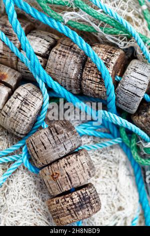 Kork-Fischernetz schwimmt mit Seilen und Netzen. Stockfoto