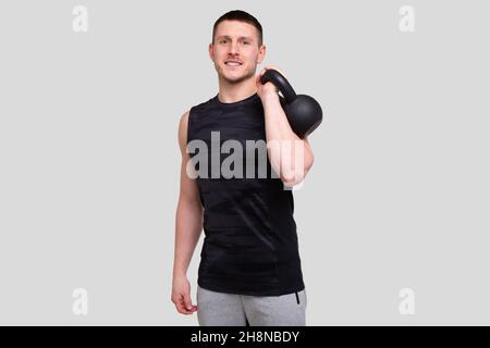 Sportler mit Langhantel in der Hand. Mann beim Training mit Langhantel. Trainingseinheit Für Männer. Sportler Im Stehen Stockfoto