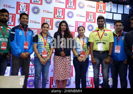 Neu-Delhi, Indien. 30th. November 2021. Mithali Dorai Raj Crickettest und ODI-Kapitän der nationalen Cricket-Frauenmannschaft zusammen mit den Mitgliedern der Indian Deaf Cricket Association geben während der Partnerschaft KFC mit der Indian Deaf Cricket Association (IDCA) bekannt. (Foto von Jyoti Kapoor/Pacific Press) Quelle: Pacific Press Media Production Corp./Alamy Live News Stockfoto