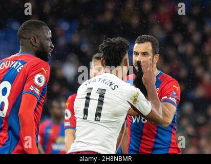 Crystal Palace Kapitän Luka Milivojevic und Aston Villa Ollie Watkins während des Premier League-Spiels zwischen Crystal Palace und Aston Villa im Selhurst Park, London, England am 27. November 2021. Foto von Andrew Aleksiejczuk / Prime Media Images. Stockfoto