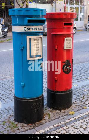 Castelo Branco, Portugal - 30 2021. November: Blaue und rote Briefkästen auf den Straßen von Castelo Branco Portugal Stockfoto