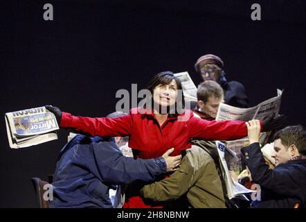 Überfüllte Bahnpendler (Zentrum: Flaminia Cinque) in THE PERMANENT WAY von David Hare am Theatre Royal, York, England 15/11/2003 eine aus Joint & National Theatre Koproduktion Design: William Dudley Beleuchtung: Johanna Town Regie: Max Stafford-Clark Stockfoto