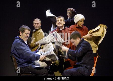 Überfüllte Pendler (Mitte - Nigel Cooke) in THE PERMANENT WAY von David Hare am Theatre Royal, York, England 15/11/2003 eine aus Joint & National Theatre Koproduktion Design: William Dudley Beleuchtung: Johanna Town Regie: Max Stafford-Clark Stockfoto