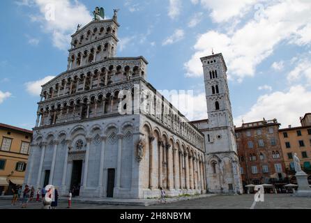 Lucca, Toskana, Italien. August 2020. Herrlicher Blick auf die Kirche von San Michele in Foro. Großformatiges Panoramabild. Schöner sonniger Tag, Menschen in Th Stockfoto