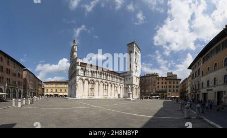 Lucca, Toskana, Italien. August 2020. Herrlicher Blick auf die Kirche von San Michele in Foro. Großformatiges Panoramabild. Schöner sonniger Tag, Menschen in Th Stockfoto