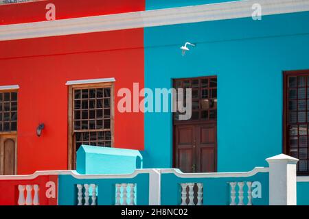 Bunte Fassaden von alten Häusern in Rot und Blau, Bo Kaap Malay Quarter, Kapstadt, Südafrika Stockfoto